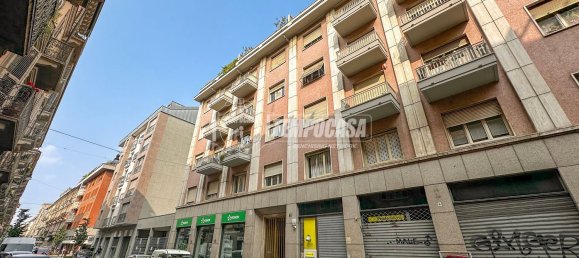 4 bedrooms Apartment in Turin, Italy No. 318743 3