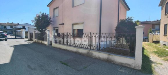 Villa de 4 dormitorios en Guardamiglio, Italy No. 355716 33
