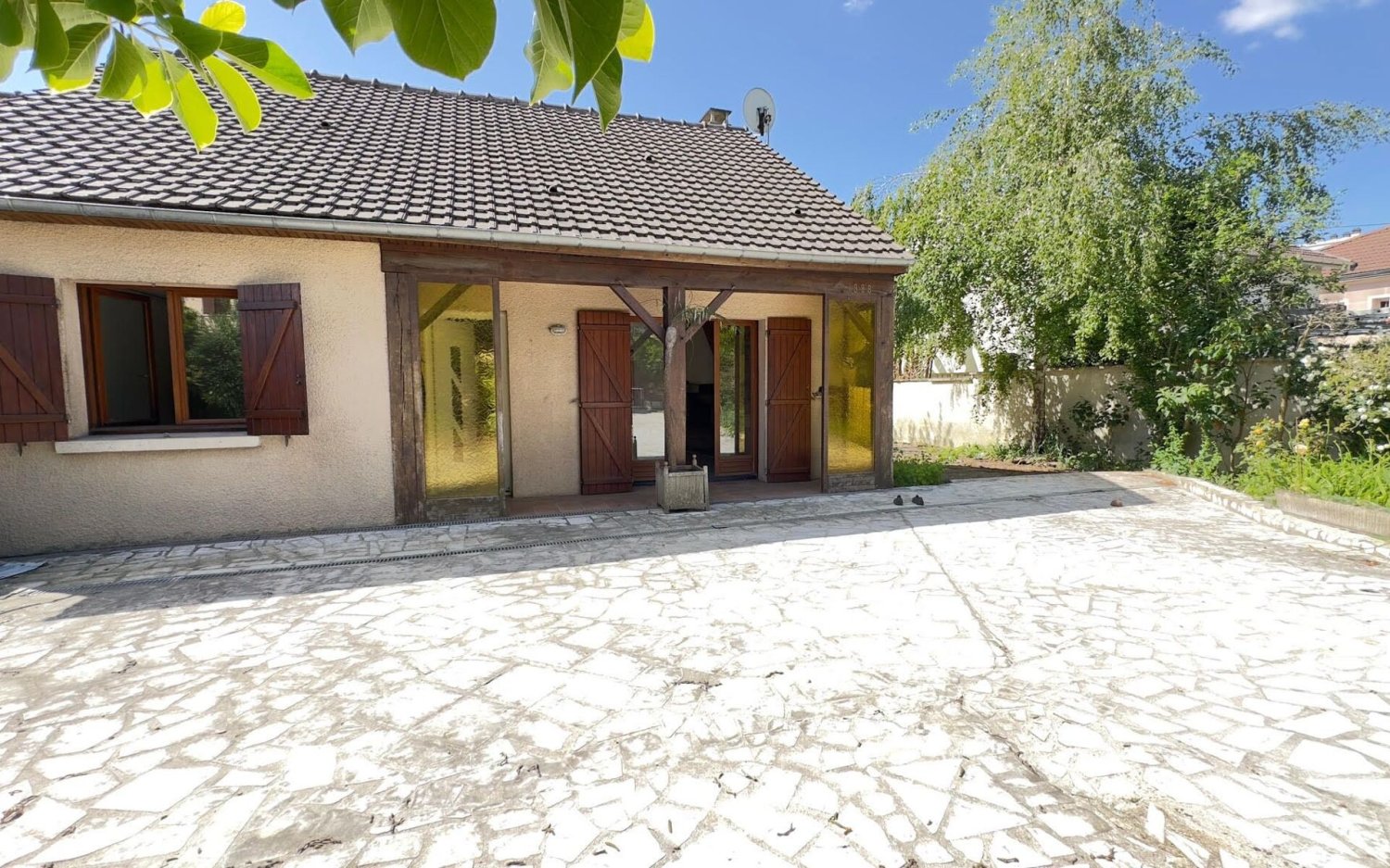 Casa de 3 dormitorios en Neuilly-sur-Marne, France No. 135111