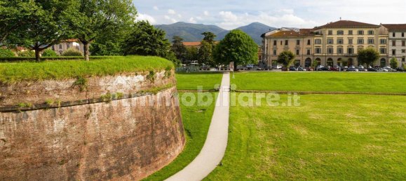 Коммерческая недвижимость с 1 комнатой в Лукка, Италия № 139690 10