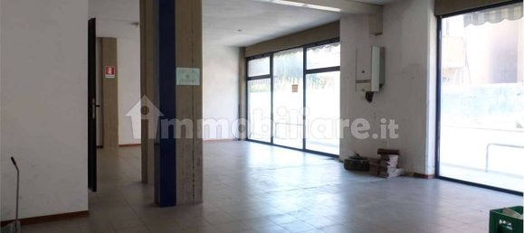 Коммерческая недвижимость с 1 комнатой в Лукка, Италия № 139690 2