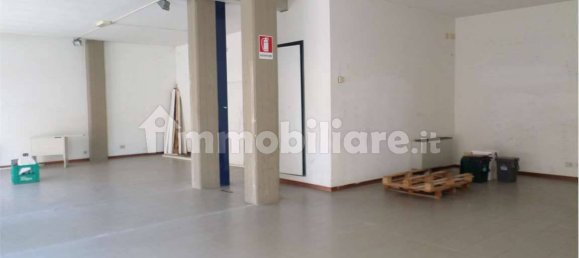 Коммерческая недвижимость с 1 комнатой в Лукка, Италия № 139690 7