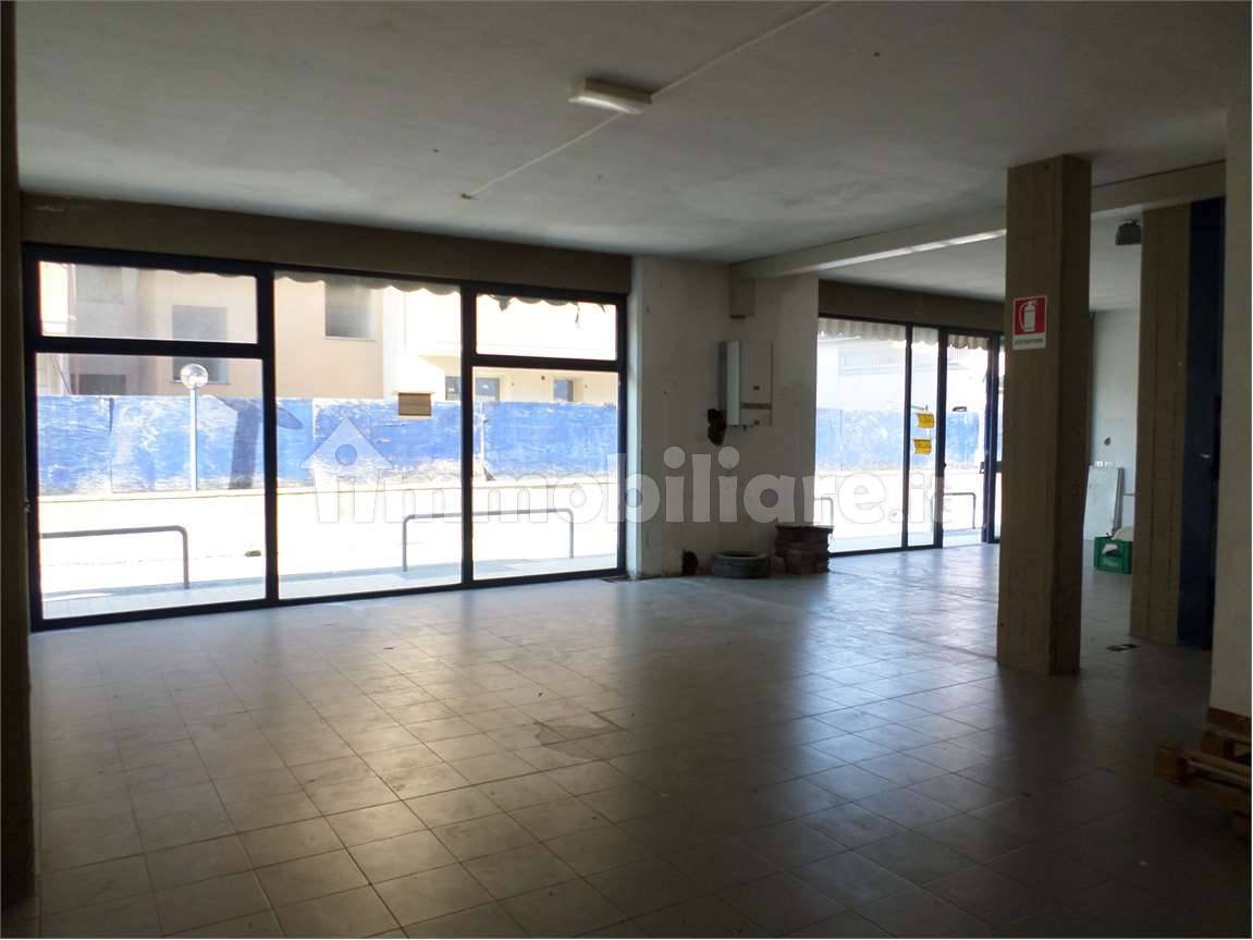 Коммерческая недвижимость с 1 комнатой в Лукка, Италия № 139690