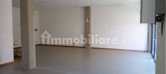 Коммерческая недвижимость с 1 комнатой в Лукка, Италия № 139690 4