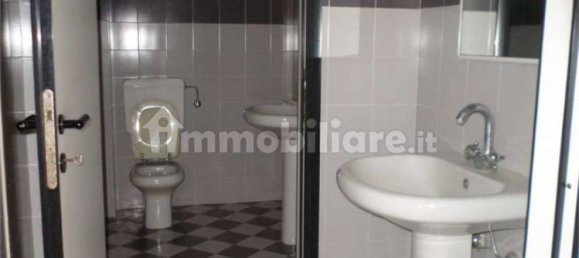 Коммерческая недвижимость с 1 комнатой в Лукка, Италия № 139690 9