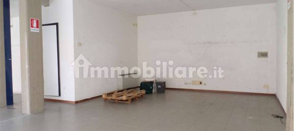 Коммерческая недвижимость с 1 комнатой в Лукка, Италия № 139690 6