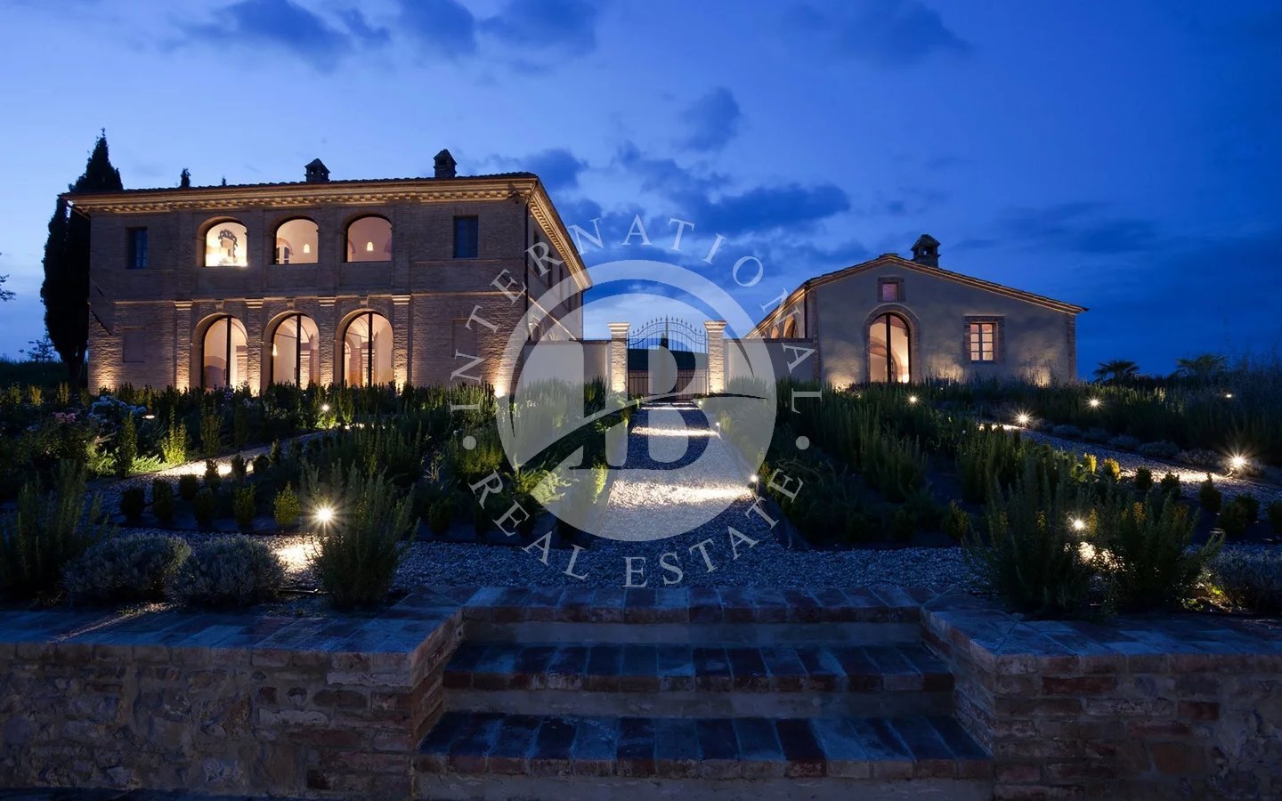 7 bedrooms Castles in Buonconvento, Italy No. 196349