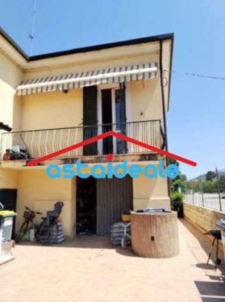 8 rooms Apartment in Foligno, Italy No. 193614