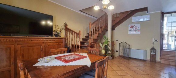 Квартира с 3 комнатами в Гаттинара, Италия № 172009 11