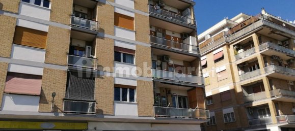 3 bedrooms Apartment in Rome, Italy No. 184403 2