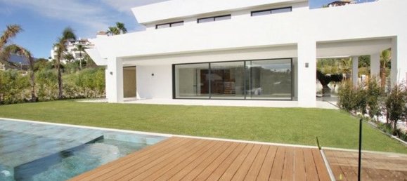 5 bedrooms Villa in Malaga, Spain No. 120631 4