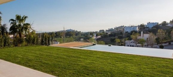 5 bedrooms Villa in Malaga, Spain No. 120631 11