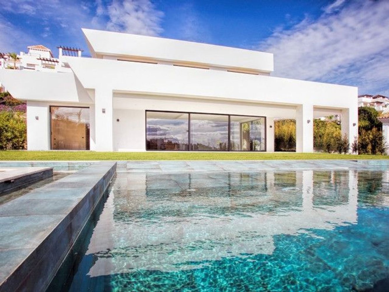 5 bedrooms Villa in Malaga, Spain No. 120631