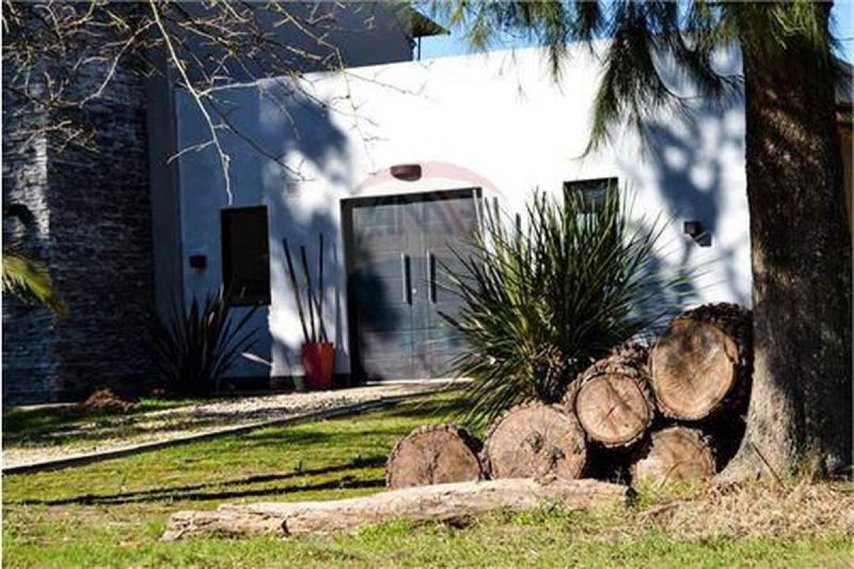 Casa de 2 dormitorios en Buenos Aires, Argentina No. 93176