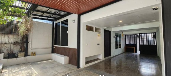 3 bedrooms Bungalow in Bangkok, Thailand No. 24032 2