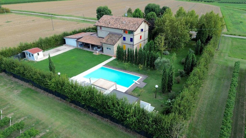 4 bedrooms Villa in Novellara, Italy No. 332188