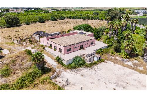 1 room Commercial property in Syracuse, Italy No. 280260