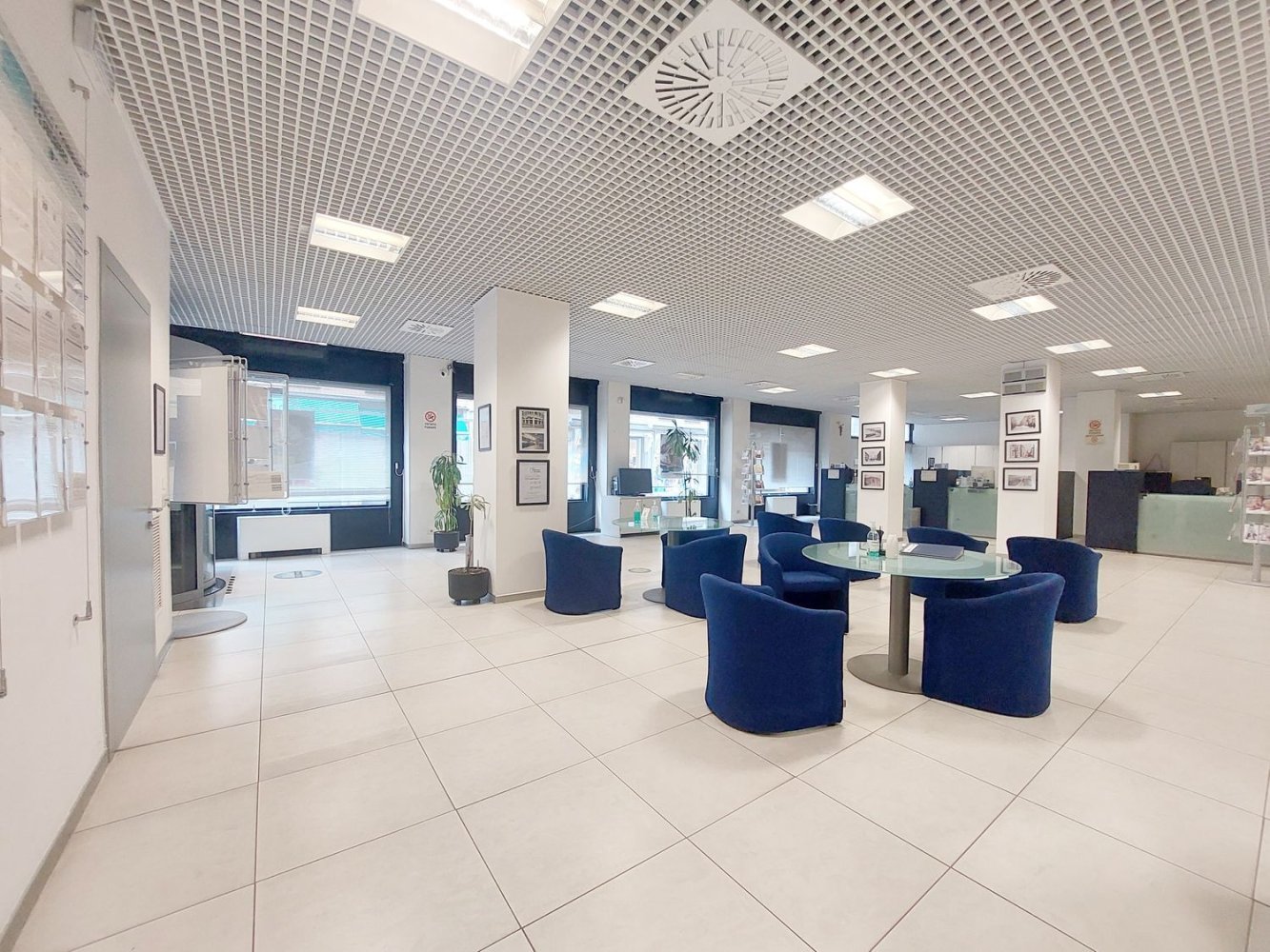 500m² Office in Guastalla, Italy No. 116166