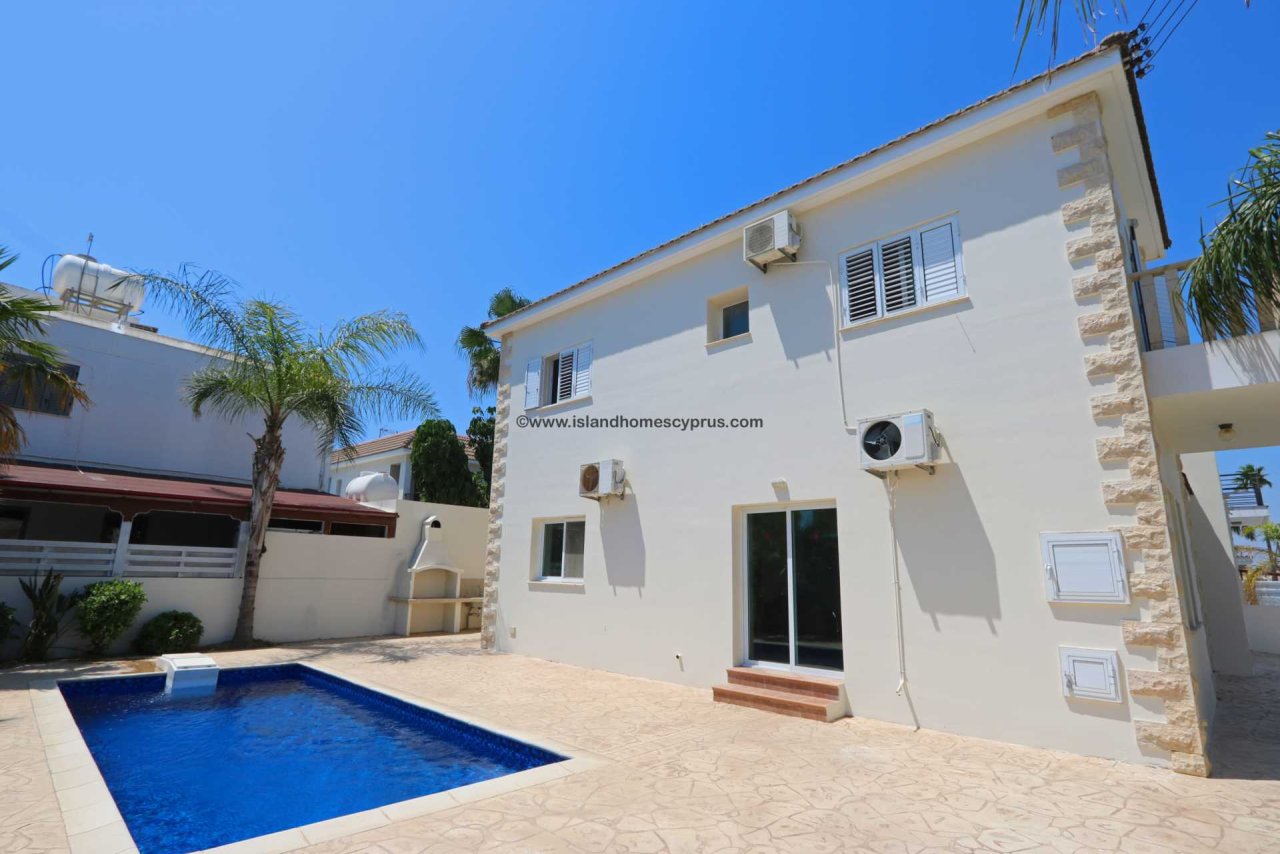 4 bedrooms House in Deryneia, Cyprus No. 23849