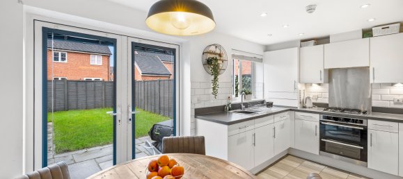 3 bedrooms House in Horley, United Kingdom No. 991 4