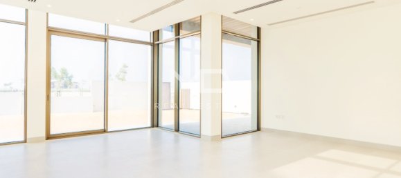 4 bedrooms Villa in Abu Dhabi, UAE No. 47602 8