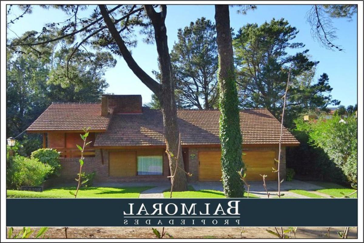 4 bedrooms House in Mar del Plata, Argentina No. 95019