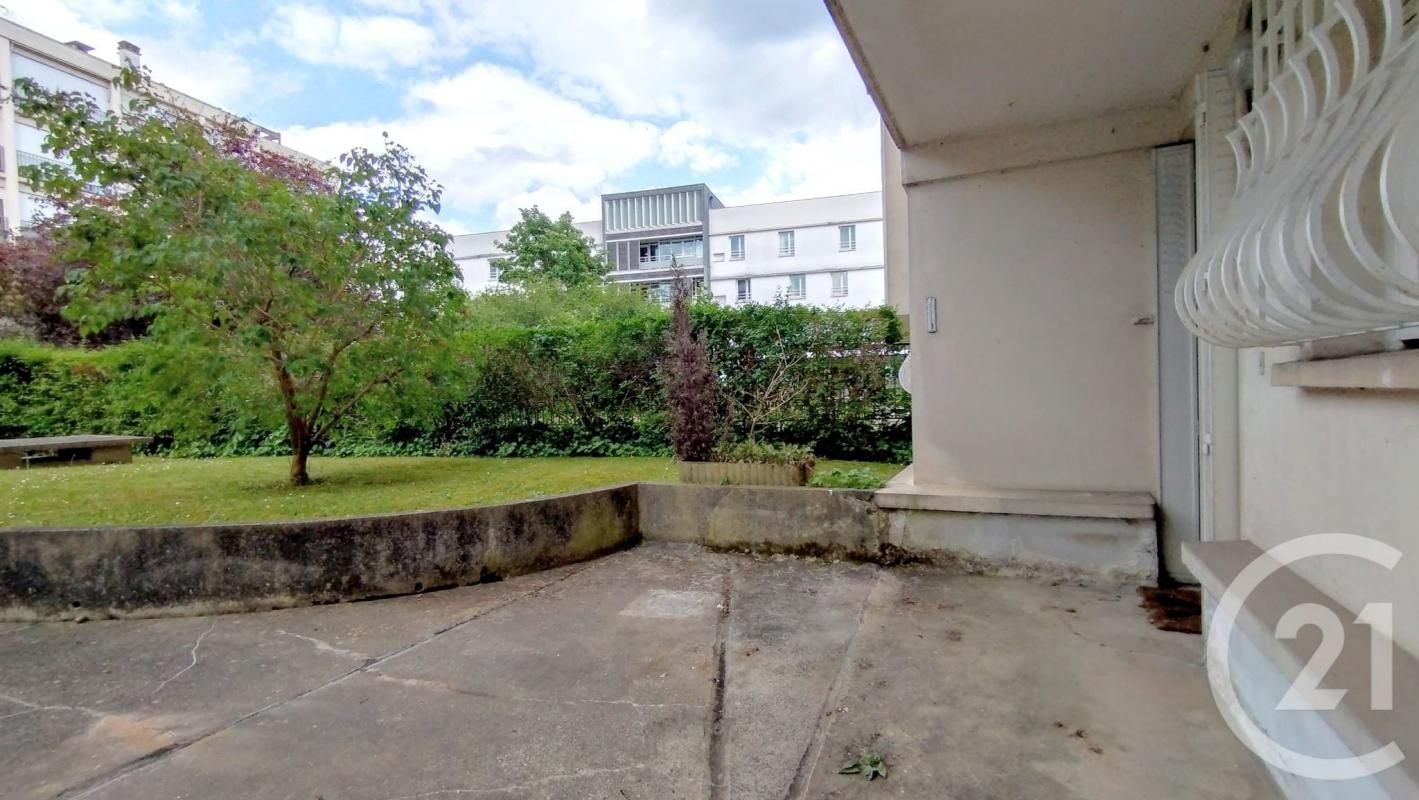 Квартира с 3 спальнями в Фонтене-су-Буа, Франция № 131760