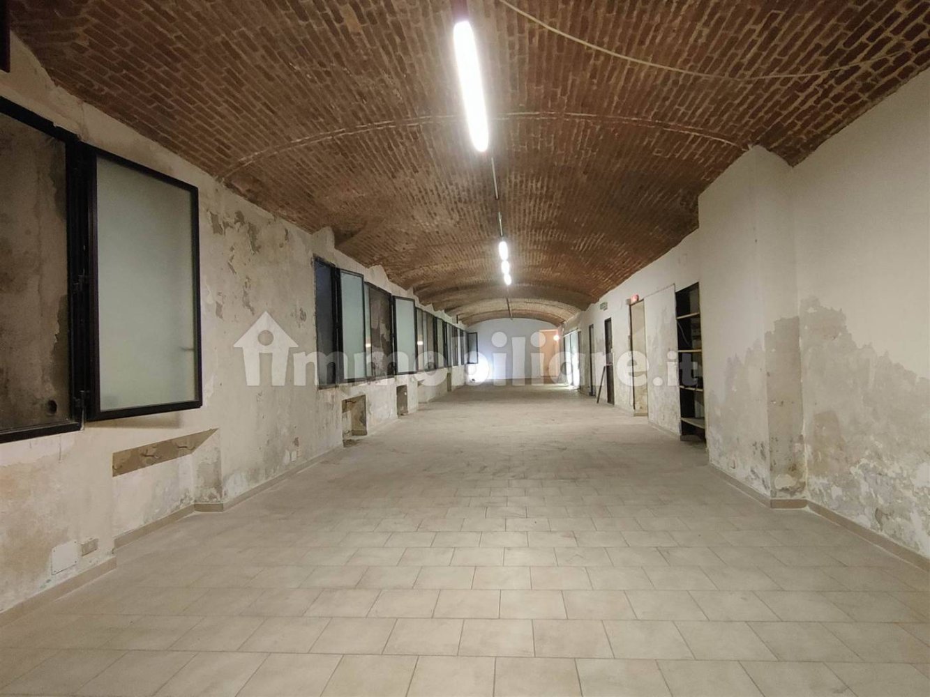5 rooms Commercial property in Turin, Italy No. 43939