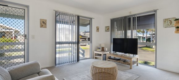 2 bedrooms House in Coombabah, Australia No. 434 3