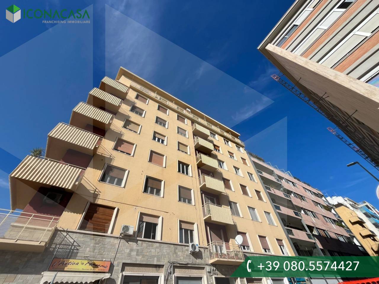 Apartamento de 5 habitaciónes en Bari, Italy No. 21976