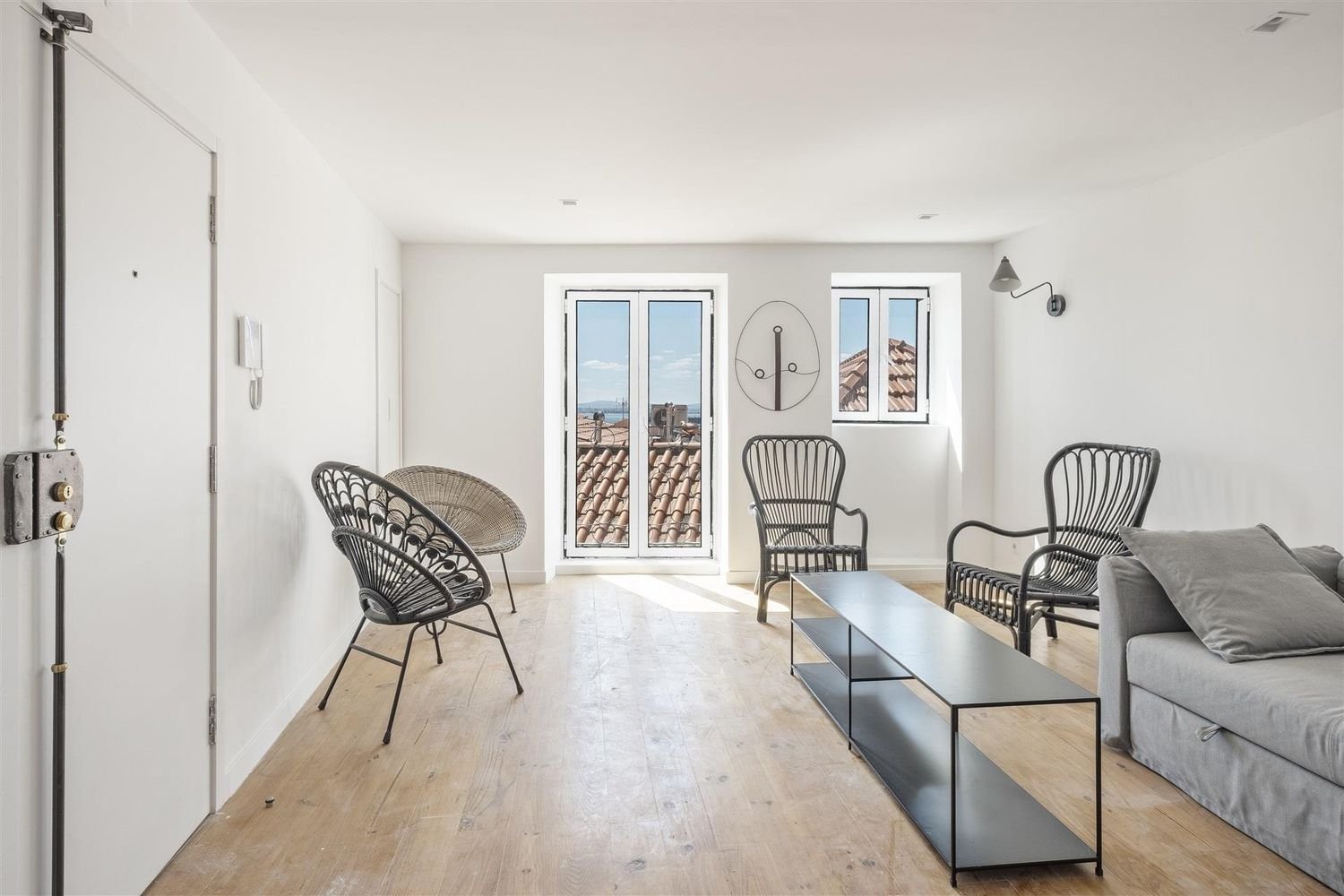 250m² Building in Lisbon, Portugal No. 117051