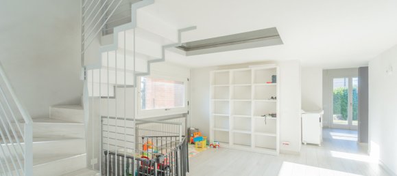 3 Schlafzimmer Villa in Varese, Italy, Nr. 237071 7