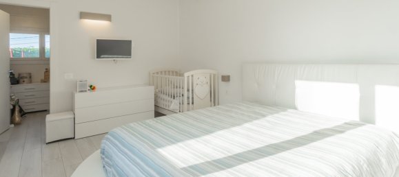 3 Schlafzimmer Villa in Varese, Italy, Nr. 237071 27