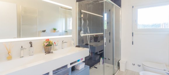 3 Schlafzimmer Villa in Varese, Italy, Nr. 237071 35