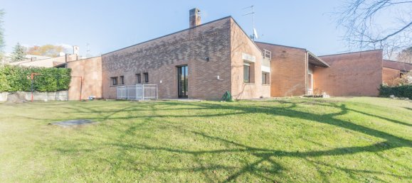 3 Schlafzimmer Villa in Varese, Italy, Nr. 237071 3
