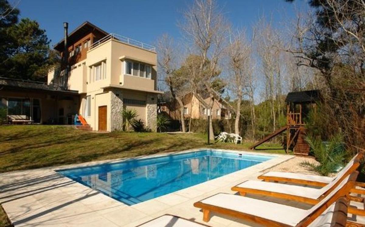4 bedrooms House in Mar del Plata, Argentina No. 70215