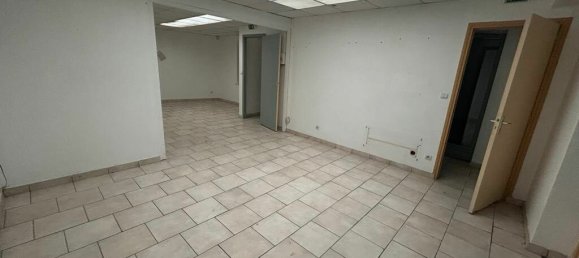 300m² Commercial property in Calais, France No. 55678 10