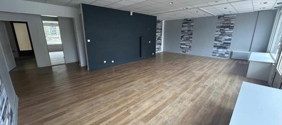 300m² Commercial property in Calais, France No. 55678 3
