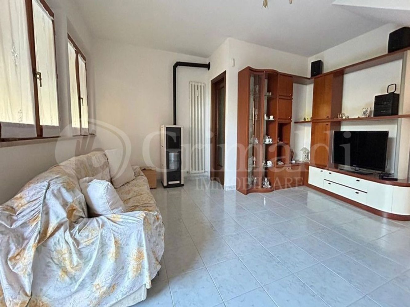 5 rooms Apartment in Monte Roberto, Italy No. 57783
