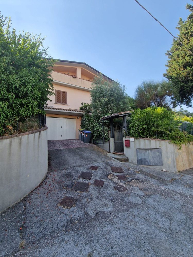 11 rooms Apartment in Perugia, Italy No. 294509