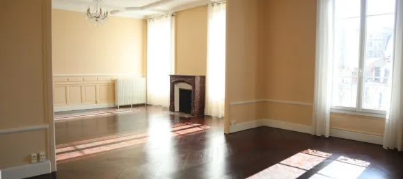 Apartamento de 3 dormitorios en Vichy, France No. 348196 2