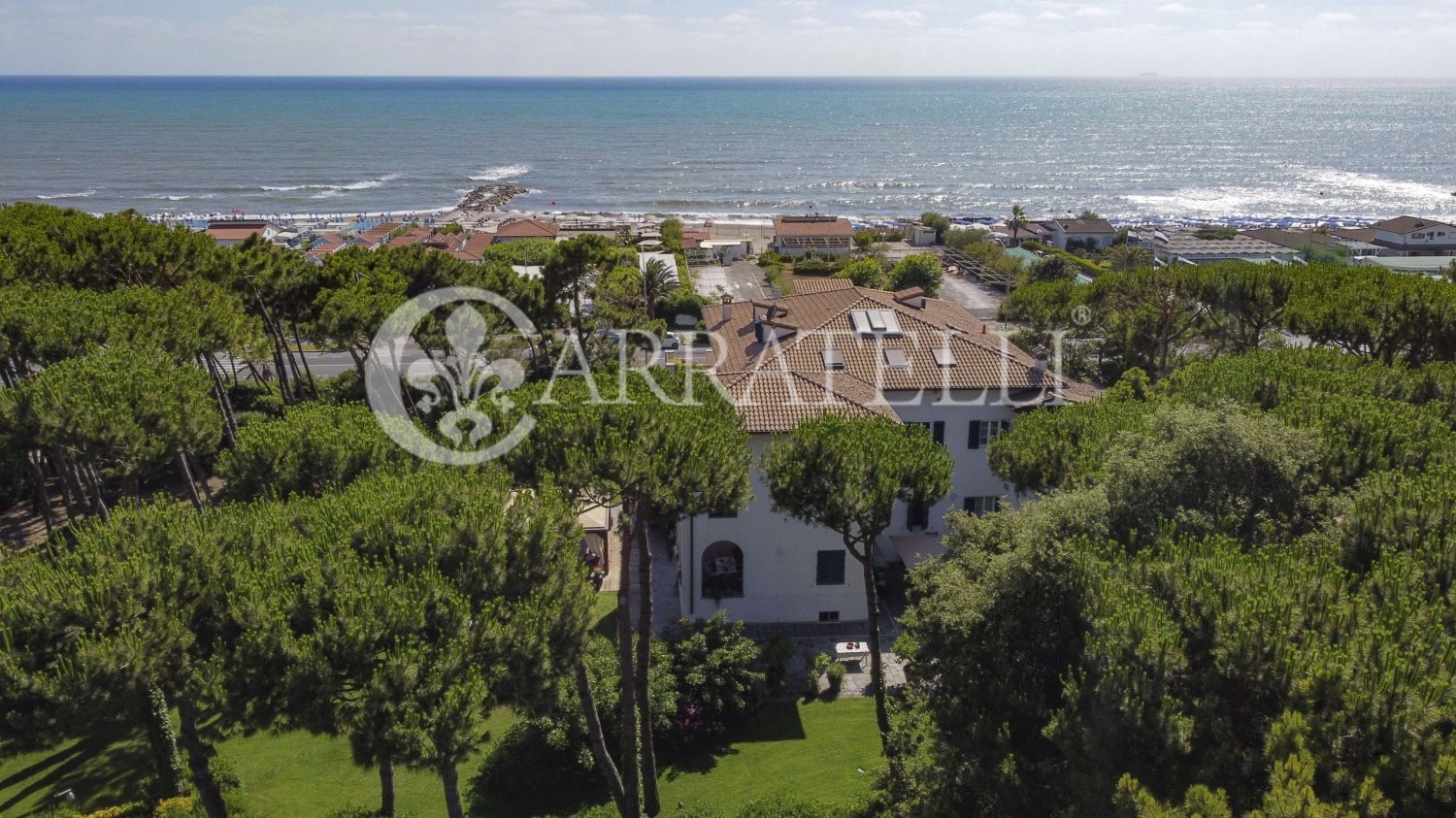 13 bedrooms Villa in Massa, Italy No. 115908