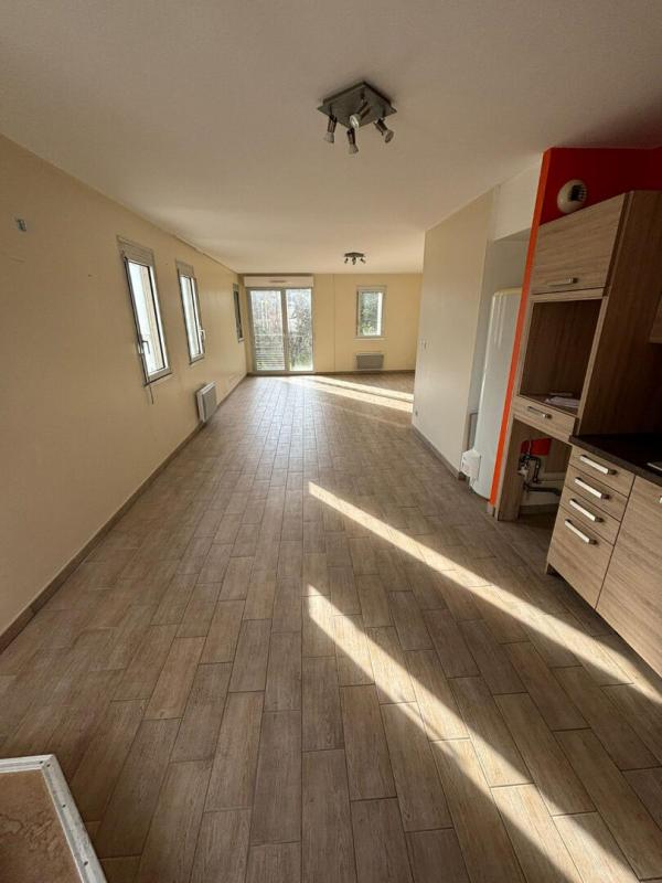 Apartamento de 3 dormitorios en Montargis, France No. 55058