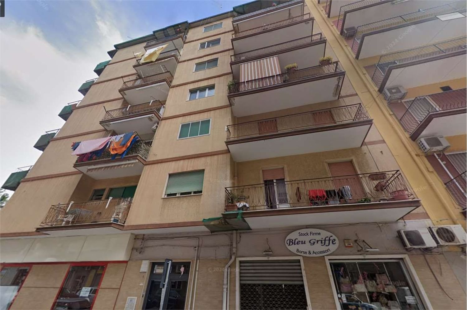 Apartamento de 5 dormitorios en Taranto, Italy No. 330001