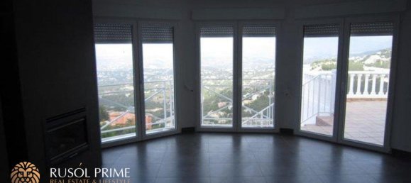 4 bedrooms Villa in Altea, Spain No. 1551 3