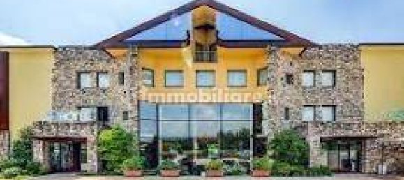 5 rooms Commercial property in Stezzano, Italy No. 374029 4