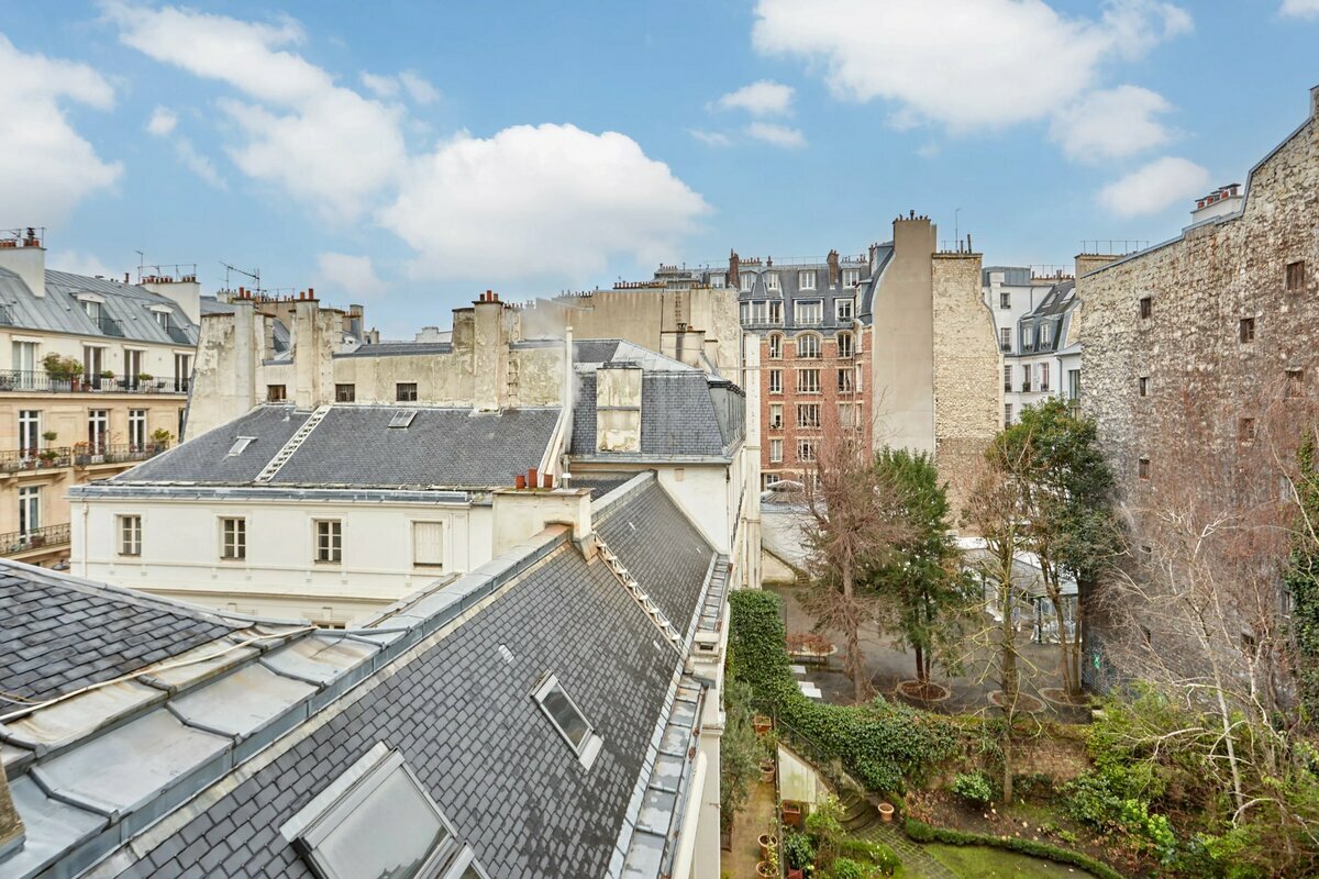 3 bedrooms Apartment in Paris, France No. 150998