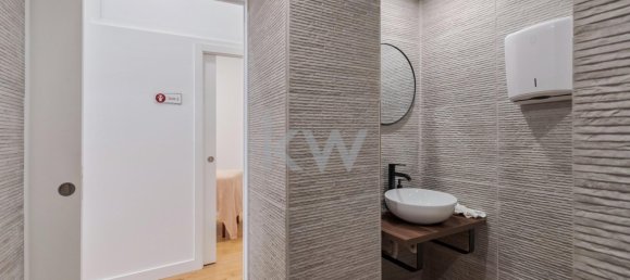 130m² Commercial property in Lisbon, Portugal No. 90785 23