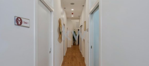 130m² Commercial property in Lisbon, Portugal No. 90785 15