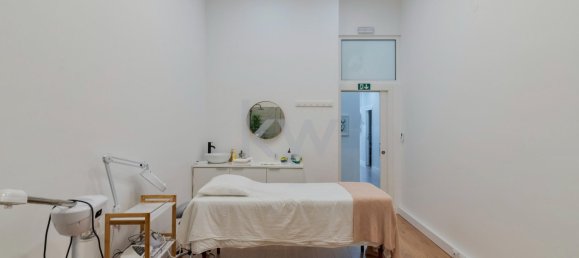 130m² Commercial property in Lisbon, Portugal No. 90785 26